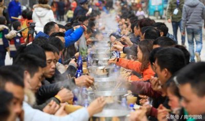 ​贵州这个地方千人同吃牛瘪宴，网友：听到名字都想吐，别说吃了！