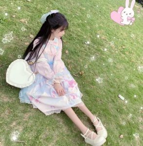​杨清柠最近大变样，穿洛丽塔装撞脸鞠婧祎，网友：早该这样了！