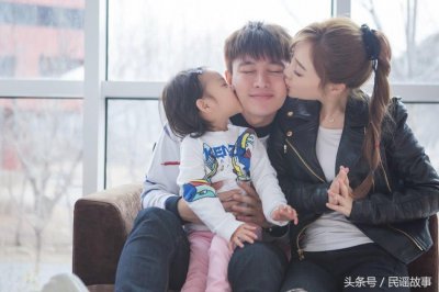​贾乃亮哭了！送甜馨上学狂亲女儿，忍不住偷偷抹泪