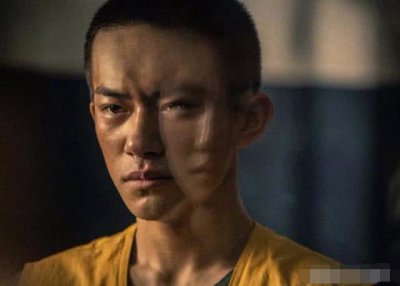 ​惊！易烊千玺为何穿囚服，粉丝：点个赞！