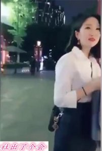 ​小伙街头搭讪韩国美女，借机索吻遭拒后直接上‘嘴’得手！