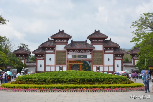 《三亚南海观音》，指南山寺前的海中塑108米高之海上观音圣像