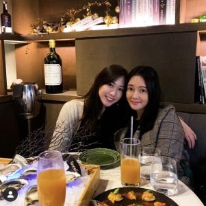 ​李丽珍23岁爱女许倚榕晒文艺照气质清纯，颜值颇高摆脱父亲影子