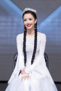 ​很多人以为佟丽娅是维吾尔族，其实跳新疆舞的她，是锡伯族