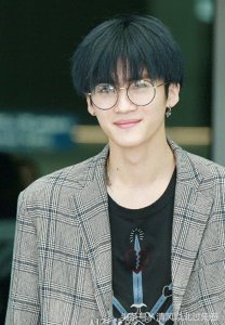 ​男团Pentagon中国成员因行程飞往北京：门面闫桉的腿也太长了吧