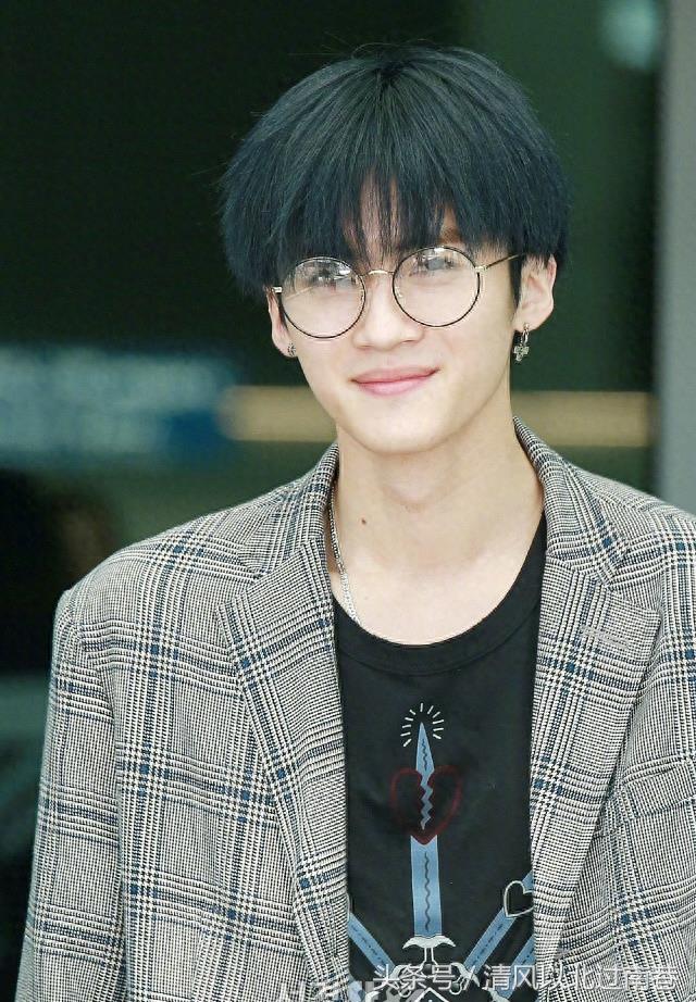 男团Pentagon中国成员因行程飞往北京：门面闫桉的腿也太长了吧