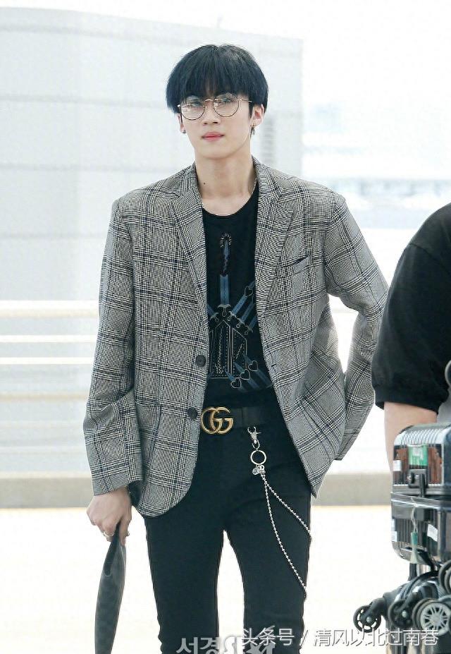 男团Pentagon中国成员因行程飞往北京：门面闫桉的腿也太长了吧