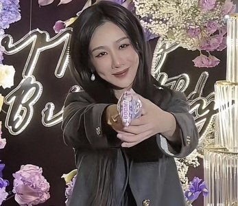 ​杨紫整容惨败，庆生照曝光惊人变相，脸部肿胀僵硬失真