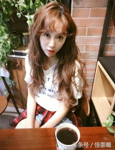 ​她是宋丹丹的干女儿，能上得厅堂，下得厨房，更被圈里人戏称二胖