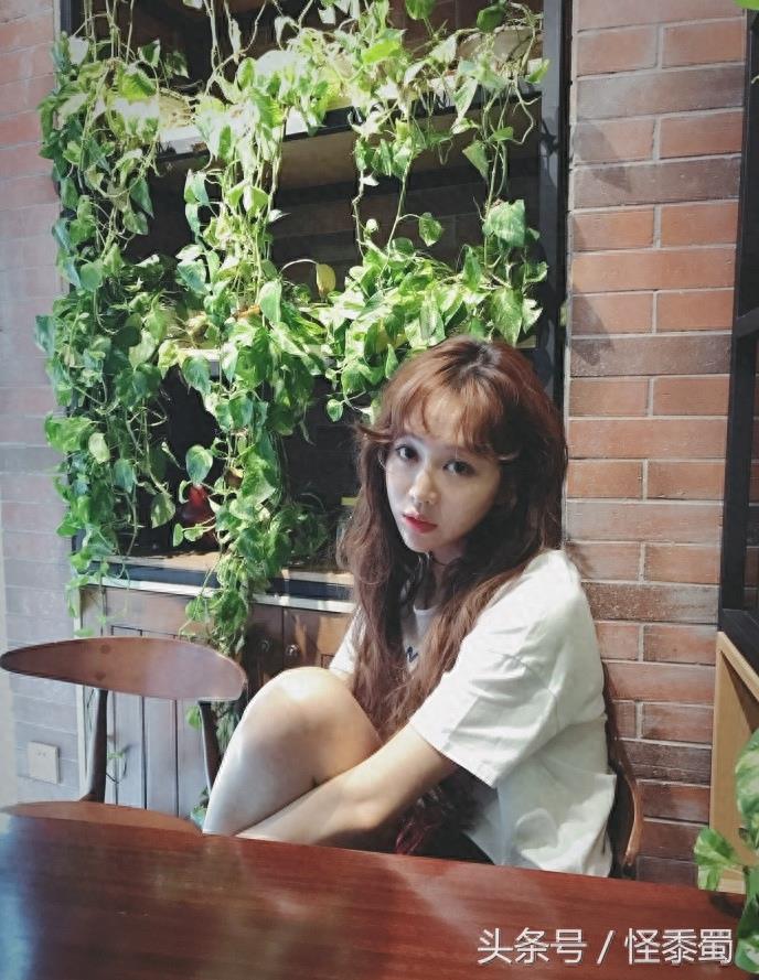 她是宋丹丹的干女儿，能上得厅堂，下得厨房，更被圈里人戏称二胖