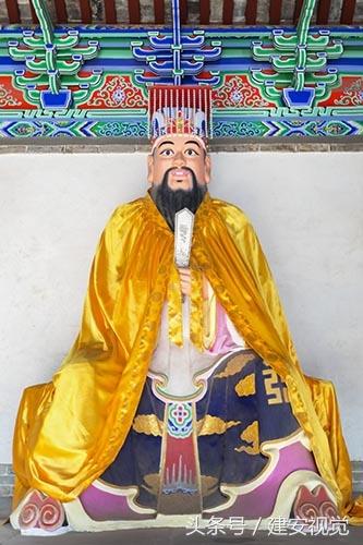 孔庙四配十二哲、七十九贤人、七十七先儒，100多人陪祭他一个