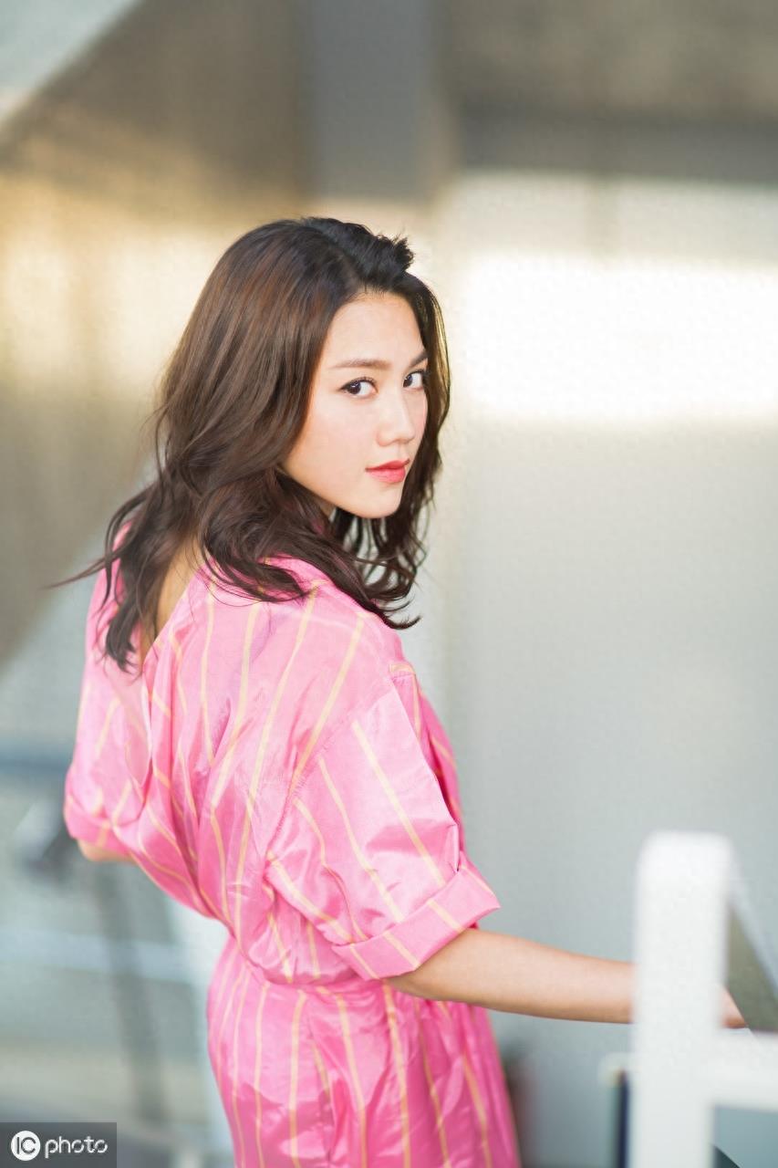 周秀娜写真集 身穿粉色条纹长裙 回眸微笑 尽显甜美