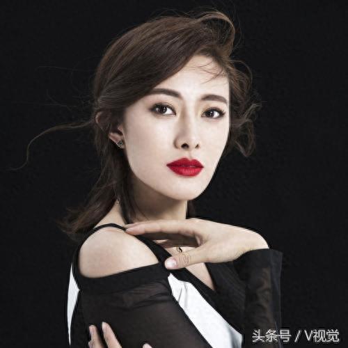民国传奇剧《女管家》中的女演员