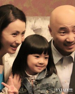 ​徐峥小陶虹一家四口看电影 女儿撒娇求买爆米花